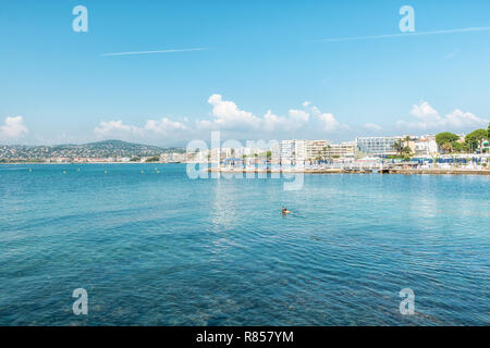 Juan-les-Pins, France, Septembre 19, 2018 : dans le Snorkeler Golfe Juan avec en arrière-plan les hôtels de la ville de Juan-les-Pins Banque D'Images