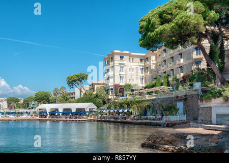 Cannes, France, le 15 septembre 2018 : Le bateau hôtel Belle Rive dans la plage resort Juan-les-Pins Banque D'Images