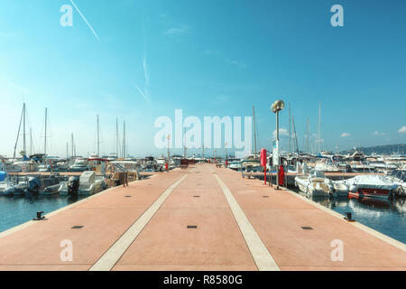 Juan-les-Pins, France, Septembre 19, 2018 : Le port de la plage resort Juan-les-Pins sur la Côte d'Azur en France Banque D'Images