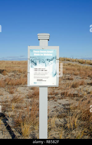 Ces dunes ne sont pas faites pour marcher signer rédigé à Cape Cod en plage Scusset Sagamore, Bourne, Massachusetts USA Banque D'Images