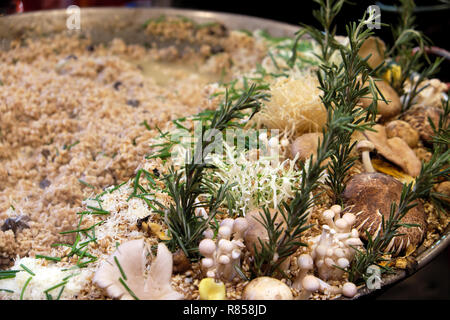 Les champignons sauvages et la cuisson au romarin risotto d'épeautre au Borough Market food chaud Noël à Londres Angleterre Royaume-uni KATHY DEWITT Banque D'Images