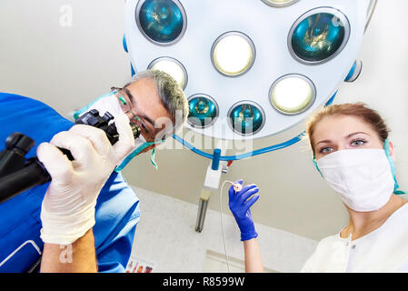 L'endoscopie à l'hôpital. Doctor holding endoscope avant gastroscopie. Examen médical Banque D'Images