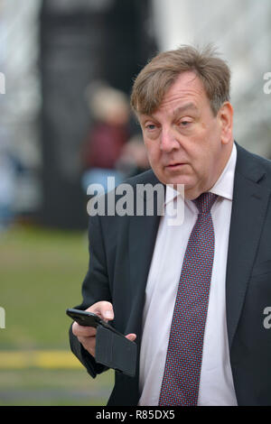 John Whittingdale député (Con : Maldon) sur College Green, Westminster, pour discuter le vote de confiance à Theresa May's leadership du parti conservateur Pa Banque D'Images