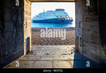 Car-ferry Wightlink de Wight 'Victoria' encadrée dans porte à Sally Port près de l'entrée du port de Portsmouth Banque D'Images