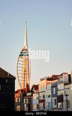 La façade de l'arc ancien type de maisons dans l'île aux épices ou point partie de Portsmouth avec la tour Spinnaker dans l'arrière-plan Banque D'Images