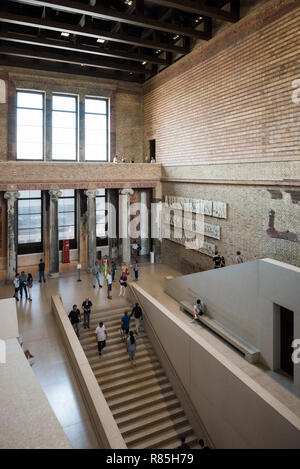 Berlin. L'Allemagne. Le Neues Museum (nouveau musée), l'île aux musées, hall d'escalier principal par David Chipperfield Architects en collaboration avec Julian Harra Banque D'Images