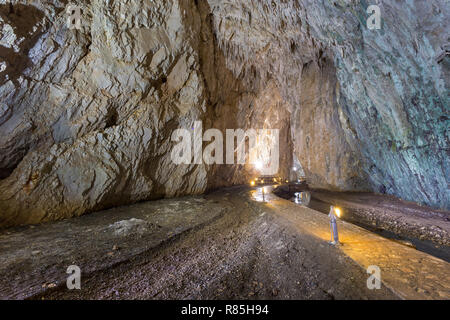 Grotte Stopica grotte calcaire, près de Sirogojno, sur les pentes du mont Jablanica dans l'ouest de la Serbie. Banque D'Images