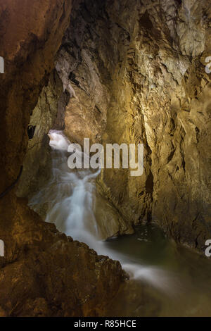 Grotte Stopica grotte calcaire, près de Sirogojno, sur les pentes du mont Jablanica dans l'ouest de la Serbie. Banque D'Images