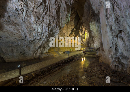 Grotte Stopica grotte calcaire, près de Sirogojno, sur les pentes du mont Jablanica dans l'ouest de la Serbie. Banque D'Images