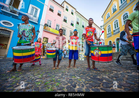 SALVADOR, BRÉSIL - Février 2018 : un groupe de jeunes percussionnistes brésiliens font leur chemin autour du bâtiments colorés du quartier historique de Pelourinho. Banque D'Images