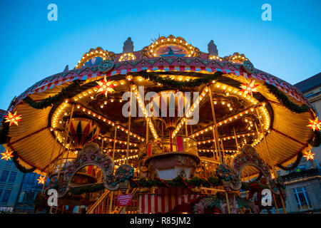 Dresde, Allemagne - 9.12.2018 : carrousel de Noël de nuit le Striezelmarkt Marché à Dresde, Allemagne Banque D'Images