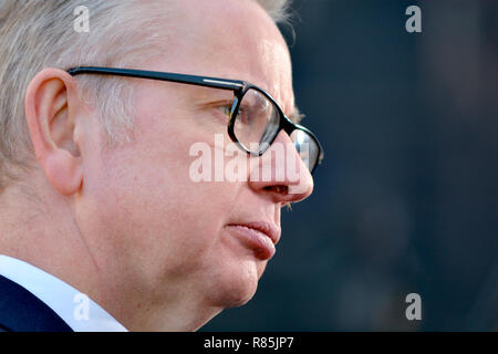 Michael Gove député (Con : Surrey Heath) sur College Green, Westminster, pour discuter le vote de confiance à Theresa May's leadership du parti conservateur P Banque D'Images
