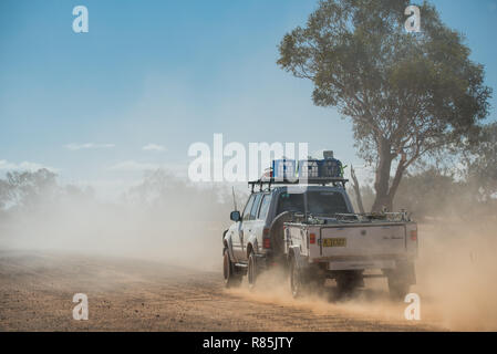 Toyota 4x4 LandCruiser remorque camping-remorquage dans l'arrière-pays australien sur le chemin de terre rouge. Banque D'Images