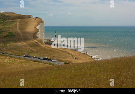 Route et phare de Beachy Head près de Eastbourne, East Sussex, Angleterre. Avec les gens. méconnaissable Banque D'Images