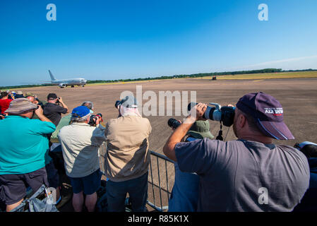 Les photographes présents dans la foule au Royal International Air Tattoo, RIAT, RAF Fairford, montrent un aperçu d'un Boeing P-8 Poseidon de l'US Navy qui roule au sol Banque D'Images