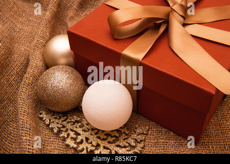 Décoration de Noël, boîte-cadeau avec du ruban et des jouets de l'arbre sur le sac. Thème de la nouvelle année. Banque D'Images