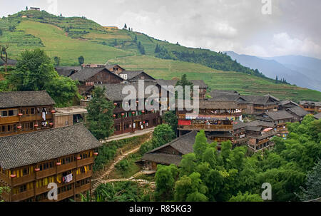 Village chinois dans les belles rizières en terrasses de Longsheng. Tian Tou Zhai village de longji terrasse de riz dans la province de Guangxi en Chine. Banque D'Images