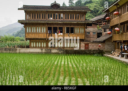 Maisons en bois traditionnel de Village Yao rouge tribu. Longsheng Huangluo Yao Village. Guilin, Guangxi, Chine Banque D'Images