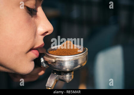 Bénéficiant d''une cafetière et d'arôme de parfum. Renifler l'odeur de la femme du café frais. Femme portafilter barista tenir dans la main. Brew café espresso Barista boire. Dispositif de préparation du café Banque D'Images