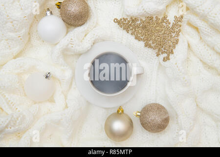 Vue supérieure de noël hiver confortable chaleureuse des maquettes. Mise à plat sur fond blanc - tasse de café, en plaid, chandail immersive. Composition de décoration de Noël, carte de voeux, carte postale mock-up Banque D'Images