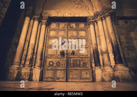 Vieille porte en bois d'entrée de l'église du Saint Sépulcre, également appelée l'église de la résurrection ou l'église de l'Anastasis, dans la vieille ville de Banque D'Images