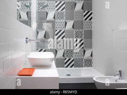 Loft Contemporain salle de bains avec douche à l''unité et porcelaine monochrome noir et blanc carreaux de mur. Banque D'Images