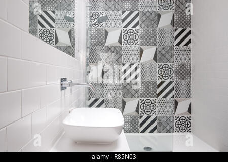 Loft Contemporain salle de bains avec douche à l''unité et porcelaine monochrome noir et blanc carreaux de mur. Banque D'Images