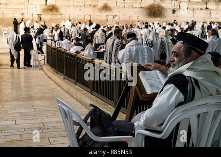 Juif orthodoxe religieux priant au mur occidental et lit la Torah en vieille ville de Jérusalem. Jérusalem, Israël. 24 octobre 2018. Banque D'Images