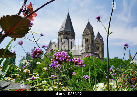 Église Eglise du Temple neuf avec fleurs en premier plan, Metz, France Banque D'Images