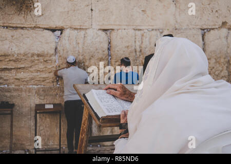 Juif orthodoxe religieux priant au mur occidental et lit la Torah en vieille ville de Jérusalem. Banque D'Images