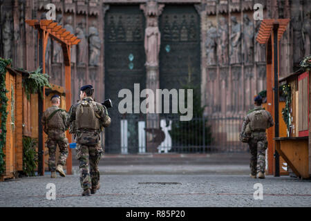 Strasbourg, France. 13 décembre 2018. 13 décembre 2018, la France (France), Straßburg : soldats français col fermé les étals du marché de Noël après une attaque près de Strasbourg le marché de Noël en face de la cathédrale. Un assassin avait tué deux personnes près de la marché de Noël 12.12.2018. Les 29 ans, est toujours en fuite. La loi anti-terreur des spécialistes du bureau du procureur de Paris ont pris en charge l'enquête. Photo : Sebastian Gollnow/dpa dpa : Crédit photo alliance/Alamy Live News Banque D'Images