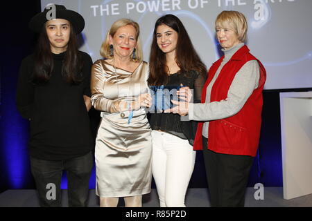 Berlin, Allemagne. 12Th Dec 2018. Membre du jury Diana Kinnert (lleft) et les gagnants KulturistenHoch2 (Hambourg). Le 12 décembre, la cérémonie solennelle de l'initiative "Le pouvoir de l'art" a lieu pour la deuxième fois à Berlin. Avec 200 000 euros c'est le plus haut prix doté de la participation culturelle en Allemagne. Credit : SAO frappé/Alamy Live News Banque D'Images