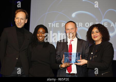 Berlin, Allemagne. 12Th Dec 2018. Membre du jury Hans-Jörg Clement (à gauche) et les gagnants le Stadtteilkantorat Mümmelmannsberg (Hambourg). Le 12 décembre, la cérémonie solennelle de l'initiative "Le pouvoir de l'art" a lieu pour la deuxième fois à Berlin. Avec 200 000 euros c'est le plus haut prix doté de la participation culturelle en Allemagne. Credit : SAO frappé/Alamy Live News Banque D'Images