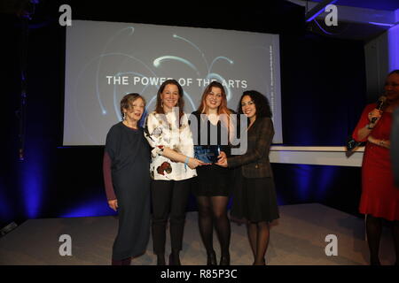 Berlin, Allemagne. 12Th Dec 2018. Membre du jury Erika Hoffmann (à gauche) et les gagnants Weiter Schreiben (Berlin). Le 12 décembre, la cérémonie solennelle de l'initiative "Le pouvoir de l'art" a lieu pour la deuxième fois à Berlin. Avec 200 000 euros c'est le plus haut prix doté de la participation culturelle en Allemagne. Credit : SAO frappé/Alamy Live News Banque D'Images
