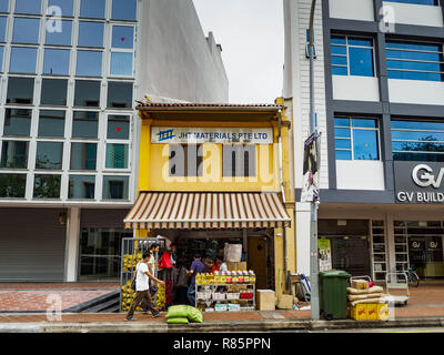 Singapour, Singapour. 13 Décembre, 2018. Un magasin traditionnel sandwhiched entre deux relativement nouveaux immeubles de bureaux dans le quartier de Geylang. La zone Geylang de Singapour, entre le quartier central des affaires et de l'aéroport de Changi, était à l'origine des plantations de cocotiers et de villages Malais. Au cours de la flèche de Singapour les plantations de cocotiers et d'autres fermes ont été chassés et maintenant le secteur est une communauté ouvrière de malais, indiens et chinois. Dans les années 2000, les développeurs ont commencé gentrifying Geylang et nouveaux aménagements immobiliers ont été construites. Crédit : Jack Kurtz/ZUMA/Alamy Fil Live News Banque D'Images