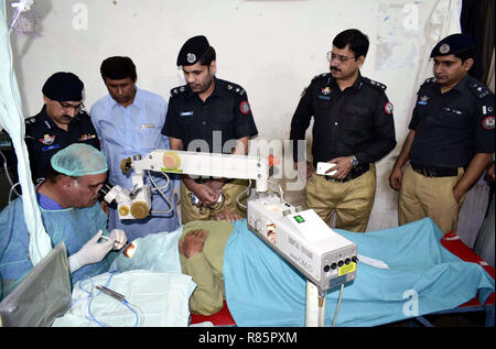 DIG Javed Akbar Riaz et SSP Masood Bangash inspectent le camp médical libre lors de leur visite à l'École de formation de la Police à Larkana le Mercredi, Décembre 12, 2018. Banque D'Images