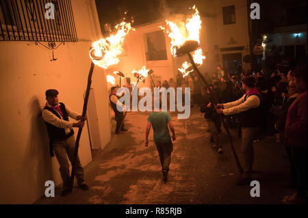 Les villageois sont considérées comme flambeaux ils marchent le long des rues au cours de la célébration de l''Divina Pastora' procession vierge. À la veille de la fête de Santa Lucia, chaque nuit du 12 décembre, les villageois participent à la fête traditionnelle de 'Los Rondeles' transportant burning wickers paniers (aussi connu comme 'rondeles') trempées dans l'huile. Dans les rues, la Vierge de 'Los Rondeles' est honoré par leurs participants à un rituel de lumière et de feu. Banque D'Images