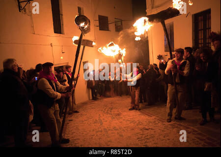 Malaga, Espagne. 13 Décembre, 2018. Les villageois sont considérées comme flambeaux ils marchent le long des rues au cours de la célébration de l''Divina Pastora' procession vierge. À la veille de la fête de Santa Lucia, chaque nuit du 12 décembre, les villageois participent à la fête traditionnelle de 'Los Rondeles' transportant burning wickers paniers (aussi connu comme 'rondeles') trempées dans l'huile. Dans les rues, la Vierge de 'Los Rondeles' est honoré par leurs participants à un rituel de lumière et de feu. Credit : Jésus Merida/SOPA Images/ZUMA/Alamy Fil Live News Banque D'Images