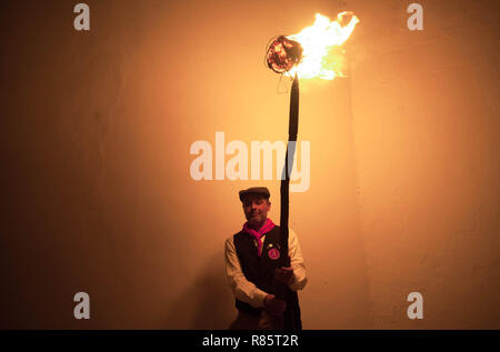 Malaga, Espagne. 13 Décembre, 2018. Un villageois est vu tenant un flambeau dans la rue lors de la célébration de l''Divina Pastora' procession vierge. À la veille de la fête de Santa Lucia, chaque nuit du 12 décembre, les villageois participent à la fête traditionnelle de 'Los Rondeles' transportant burning wickers paniers (aussi connu comme 'rondeles') trempées dans l'huile. Dans les rues, la Vierge de 'Los Rondeles' est honoré par leurs participants à un rituel de lumière et de feu. Credit : Jésus Merida/SOPA Images/ZUMA/Alamy Fil Live News Banque D'Images