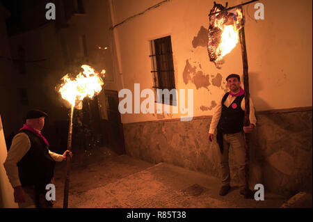 Malaga, Espagne. 13 Décembre, 2018. Les villageois sont considérées comme flambeaux ils marchent le long des rues au cours de la célébration de l''Divina Pastora' procession vierge. À la veille de la fête de Santa Lucia, chaque nuit du 12 décembre, les villageois participent à la fête traditionnelle de 'Los Rondeles' transportant burning wickers paniers (aussi connu comme 'rondeles') trempées dans l'huile. Dans les rues, la Vierge de 'Los Rondeles' est honoré par leurs participants à un rituel de lumière et de feu. Credit : Jésus Merida/SOPA Images/ZUMA/Alamy Fil Live News Banque D'Images