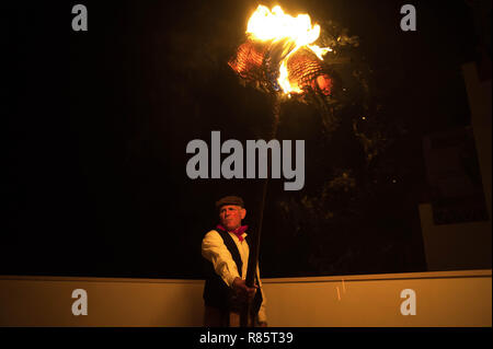 Malaga, Espagne. 13 Décembre, 2018. Un villageois est vu tenant un flambeau dans la rue lors de la célébration de l''Divina Pastora' procession vierge. À la veille de la fête de Santa Lucia, chaque nuit du 12 décembre, les villageois participent à la fête traditionnelle de 'Los Rondeles' transportant burning wickers paniers (aussi connu comme 'rondeles') trempées dans l'huile. Dans les rues, la Vierge de 'Los Rondeles' est honoré par leurs participants à un rituel de lumière et de feu. Credit : Jésus Merida/SOPA Images/ZUMA/Alamy Fil Live News Banque D'Images