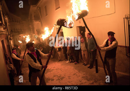 Malaga, Espagne. 13 Décembre, 2018. Les villageois sont considérées comme flambeaux ils marchent le long des rues au cours de la célébration de l''Divina Pastora' procession vierge. À la veille de la fête de Santa Lucia, chaque nuit du 12 décembre, les villageois participent à la fête traditionnelle de 'Los Rondeles' transportant burning wickers paniers (aussi connu comme 'rondeles') trempées dans l'huile. Dans les rues, la Vierge de 'Los Rondeles' est honoré par leurs participants à un rituel de lumière et de feu. Credit : Jésus Merida/SOPA Images/ZUMA/Alamy Fil Live News Banque D'Images