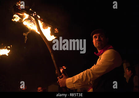 Malaga, Espagne. 13 Décembre, 2018. Un villageois est vu tenant un flambeau lors de la fête de la Vierge des 'Divina Pastora procession. À la veille de la fête de Santa Lucia, chaque nuit du 12 décembre, les villageois participent à la fête traditionnelle de 'Los Rondeles' transportant burning wickers paniers (aussi connu comme 'rondeles') trempées dans l'huile. Dans les rues, la Vierge de 'Los Rondeles' est honoré par leurs participants à un rituel de lumière et de feu. Credit : Jésus Merida/SOPA Images/ZUMA/Alamy Fil Live News Banque D'Images