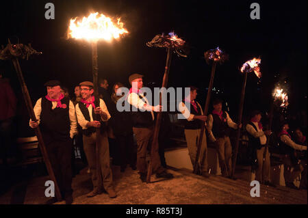 Malaga, Espagne. 13 Décembre, 2018. Les villageois sont considérées comme flambeaux ils marchent le long des rues au cours de la célébration de l''Divina Pastora' procession vierge. À la veille de la fête de Santa Lucia, chaque nuit du 12 décembre, les villageois participent à la fête traditionnelle de 'Los Rondeles' transportant burning wickers paniers (aussi connu comme 'rondeles') trempées dans l'huile. Dans les rues, la Vierge de 'Los Rondeles' est honoré par leurs participants à un rituel de lumière et de feu. Credit : Jésus Merida/SOPA Images/ZUMA/Alamy Fil Live News Banque D'Images