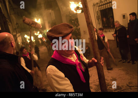 Malaga, Espagne. 13 Décembre, 2018. Les villageois sont considérées comme flambeaux ils marchent le long des rues au cours de la célébration de l''Divina Pastora' procession vierge. À la veille de la fête de Santa Lucia, chaque nuit du 12 décembre, les villageois participent à la fête traditionnelle de 'Los Rondeles' transportant burning wickers paniers (aussi connu comme 'rondeles') trempées dans l'huile. Dans les rues, la Vierge de 'Los Rondeles' est honoré par leurs participants à un rituel de lumière et de feu. Credit : Jésus Merida/SOPA Images/ZUMA/Alamy Fil Live News Banque D'Images