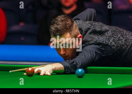 Glasgow, Ecosse, Royaume-Uni. 13 décembre 2018. Kyren Wilson (FRA) Vs Joe Perry (FRA) dans une course à 4 images pour une place dans le 4ème tour attirer des BetVictor Scottish Open Snooker Championship, Emirates Arena, Glasgow. Crédit : Colin Poultney/Alamy Live News Banque D'Images