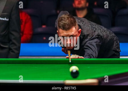 Glasgow, Ecosse, Royaume-Uni. 13 décembre 2018. Kyren Wilson (FRA) Vs Joe Perry (FRA) dans une course à 4 images pour une place dans le 4ème tour attirer des BetVictor Scottish Open Snooker Championship, Emirates Arena, Glasgow. Crédit : Colin Poultney/Alamy Live News Banque D'Images