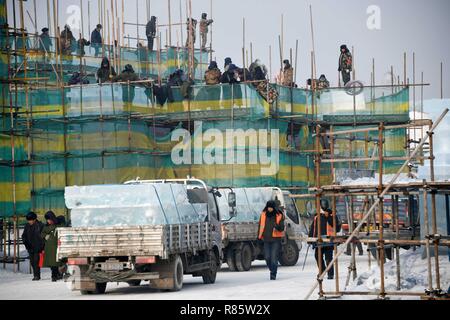 Harbin, Chine, province de Heilongjiang. 13 Décembre, 2018. Les gens travaillent à la glace et la neige dans le parc de thème du Monde de Harbin, capitale de la province du nord-est de la Chine, 13 décembre 2018. Credit : Wang Jianwei/Xinhua/Alamy Live News Banque D'Images