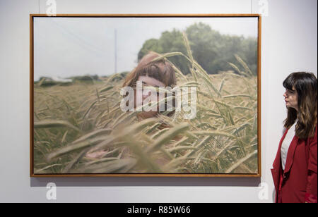 Opera Gallery, New Bond Street, London, UK. 13 Décembre, 2018. Au-delà de la réalité dispose de neuf des plus connus artistes hyperréalistes, y compris Yigal Ozeri (Image : Sans titre (Olya # 2), 2015). Credit : Malcolm Park/Alamy Live News. Banque D'Images