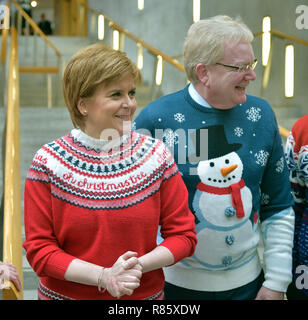 Save the Children's Christmas Day 2018 Cavalier. Sur la photo de gauche à droite au Parlement écossais avec leurs cavaliers sur Noël sont premier ministre Nicola Sturgeon (SNP) et Jackson Carlaw conservateur écossais Leader adjoint. Banque D'Images